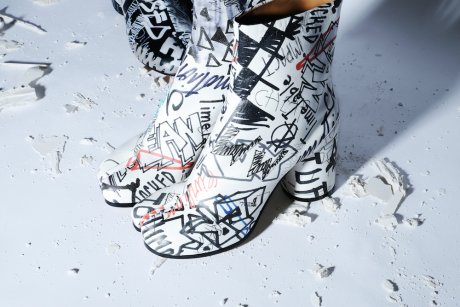 「タビ」シューズをグラフィティでアレンジ!? メゾン マルジェラのカプセルコレクションが登場。