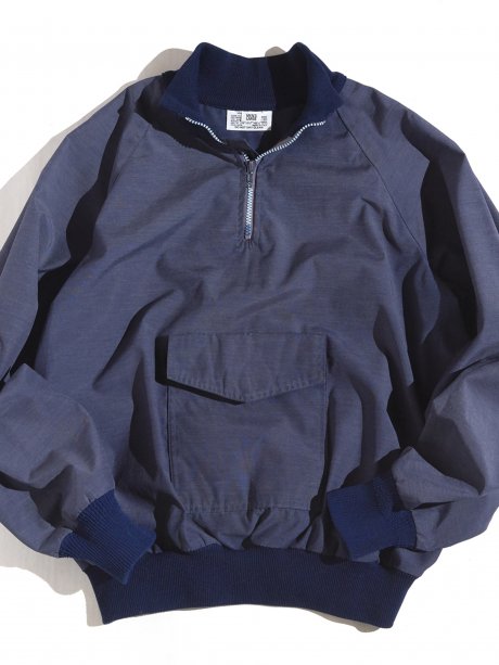 腹部に配されたポケットが、いい仕事をしてくれます。