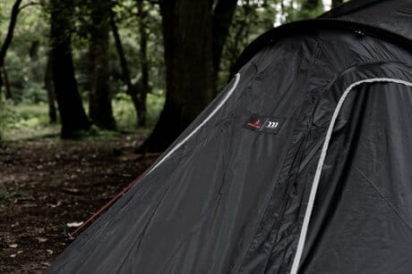 漆黒のテントに朱が映える。ムラコとブリーフィングの職人の技術が詰まったテントとザック。