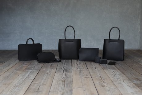 土屋鞄製造所のニューショップが渋谷に誕生。鞄と写真が調和を奏でる写真展も開催します。