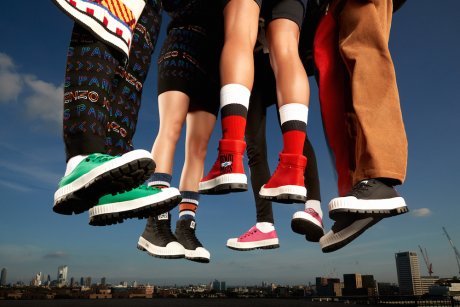 Collaboration shoes by Kenzo and Palladium are now on sale. The low-tech design is the reverse of the times and is fresh.