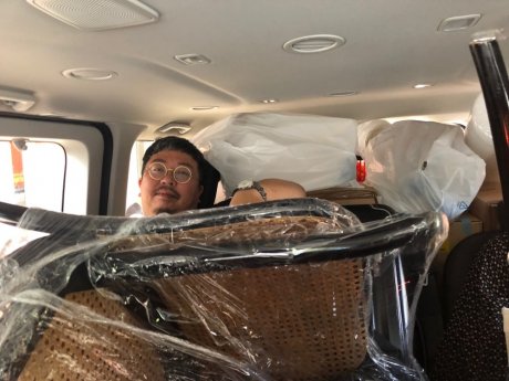 Furniture and vintage goods collected by Takayuki Minami in Germany, Holland, and Belgium are now available in Hibiya! He will be serving customers in person.