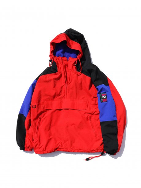 Gap's anorak is a great way to pop in a sports mood. The reasonable price is also attractive.