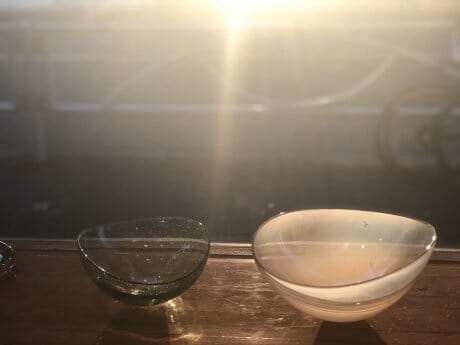 暮らしに輝きを添えるガラスプロダクトが、駒沢公園通りのスクールにずらっと集合。