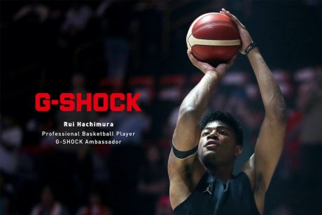 Rui Yamura signs a contract with G-SHOCK.