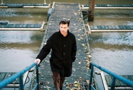 カメラ好きが考えた”旅”をテーマにしたコート。