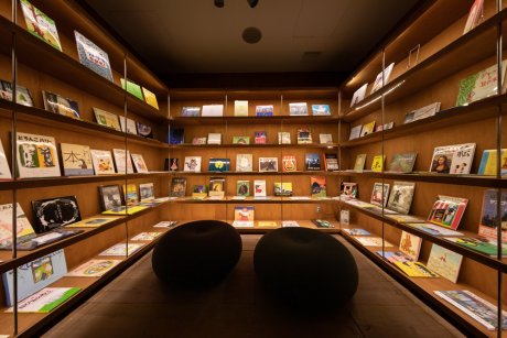 グッドデザイン賞を獲得したホテル箱根本箱で、本に囲まれた正月を過ごすのもあり。