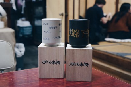 スタイリスト私物と加賀美健を迎えたトワセラミックスの湯呑。いい仕事してます。