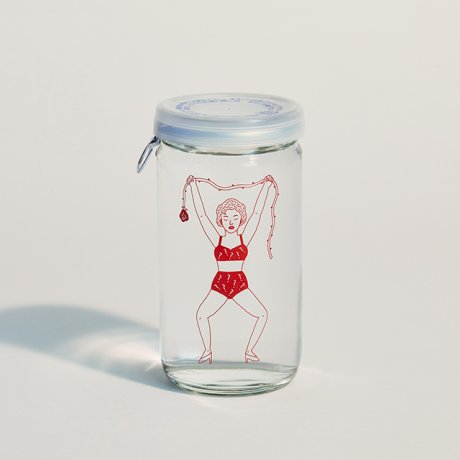 マッドフルーツとワンカップ大関の異色コラボが実現。年末年始はこれで頬をピンクに。