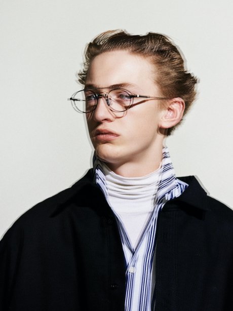 Its name is White Screen. Simple and a little luxurious eyewear.