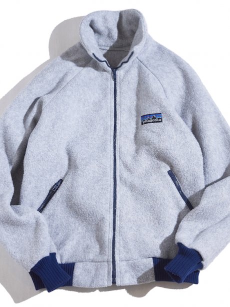 Let's akayo to the prestige of the Patagonia tag. Super high neck fleece jacket.