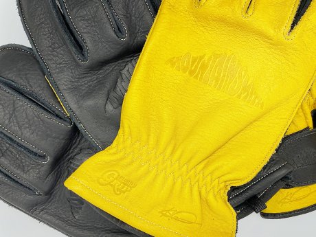 マウンテンスミスとグリップスワニーの本格派グローブ。コンビカラーがアクセントに。