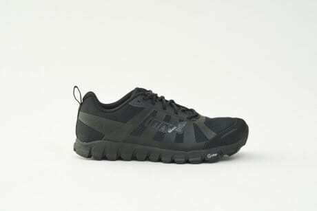 ノーベル賞受賞の素材を使用した、イノヴェイトの真っ黒なランシューズ。