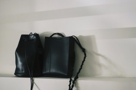 連載「憧れの逸品」No.138 ミニマルに温もりを与えるジル サンダーのレザーグッズ。