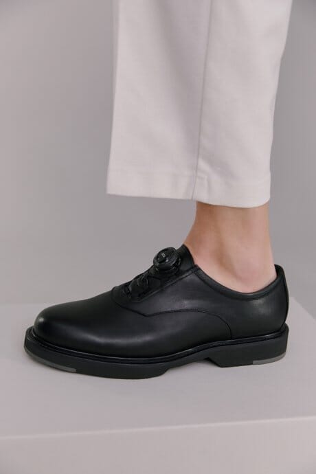 フットストック × グリーンレーベルのシューズは、オンオフで使える便利な1足。