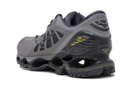 テクノロジーとデザインがハイレベルで融合した、ミズノの日本未発売モデル。グラフペーパーでも買えます。