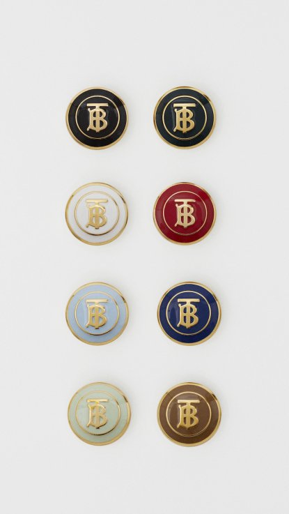 Now is the time to buy Burberry's masterpieces! Personalization service is available for a limited time.