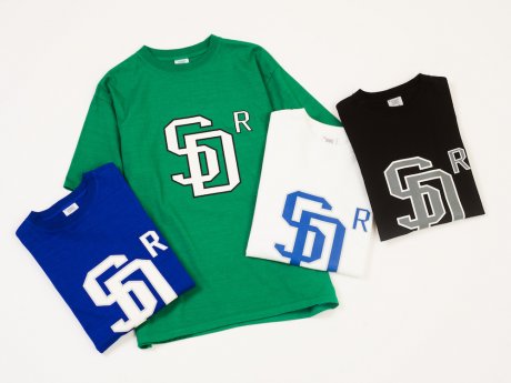 A powerful collaboration between Standard California and RHC. Simultaneous release of T-shirts and caps featuring the team logo.
