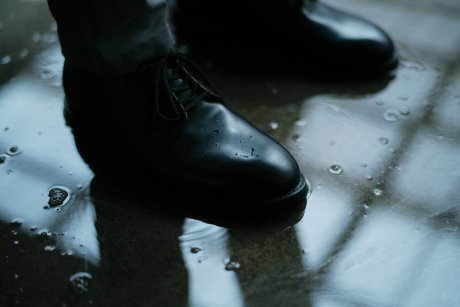 いまやポストマンシューズも防水の時代。