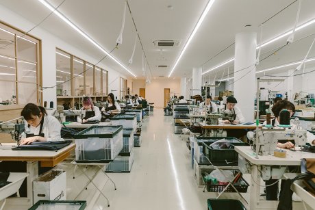 マスターピースの自社ファクトリー「BASE OSAKA」リニューアルが、日本のものづくりにもたらす好影響とは？