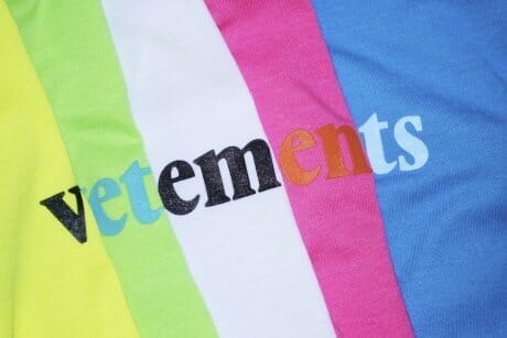 連載「憧れの逸品」No.143 ヴェトモンのレインボーカラーのTシャツ。