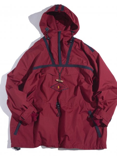 Toggle, piping, ball chain. An anorak full of design.