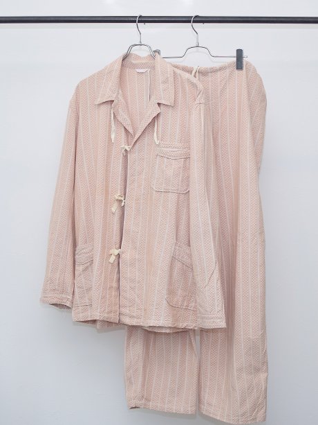 I wanted to be like Kurt. Here comes a super stylish pajama set-up.