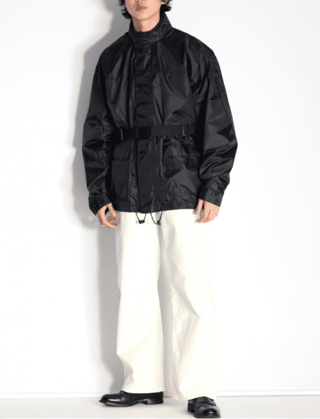 Cool with a tight squeeze. A nylon jacket with a subtle trick.