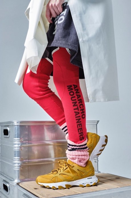 リーボック×マウンテンリサーチから、自然にちなんだ日本古来の色合いが心地いい一足を。