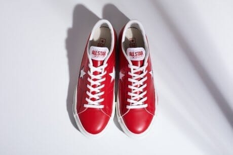 シンプルだけどインパクトは十分。足元を華やかに彩る、真っ赤なワンスター J。