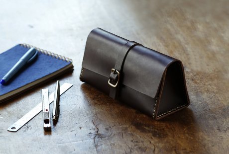 Sewing and punching holes . Tsuchiya Bag Factory will reissue a limited edition leather craft kit that you can make at home.