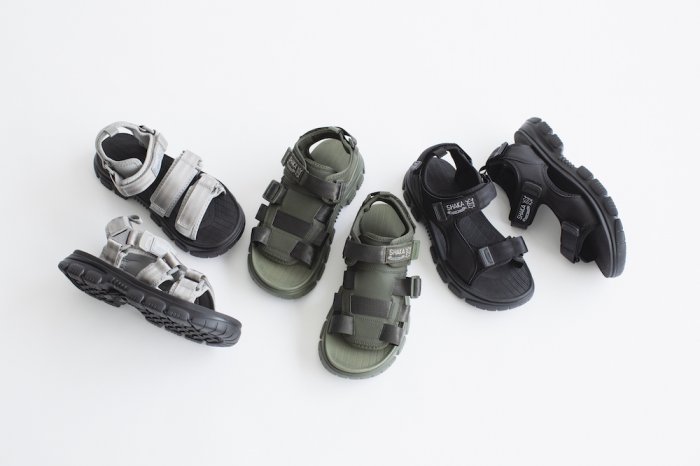 アウトドアでも気兼ねなく履けるスポサンをお探しなら、シャカのATシリーズが断然おすすめ。