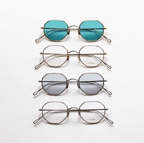 Classic yet modern. The octagonal shape of the iris is reissued.