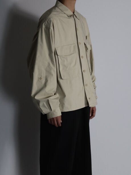 A dependable outdoor shirt packed with 360° gimmicks.