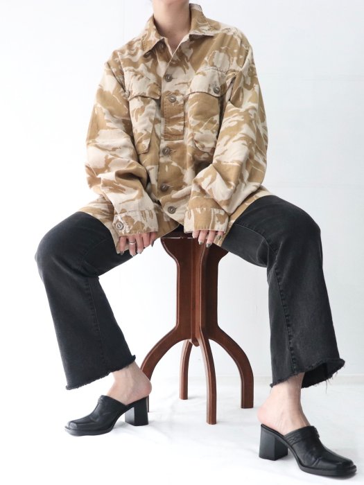 レディース店で見つけたハンサムなデザートカモのシャツ。