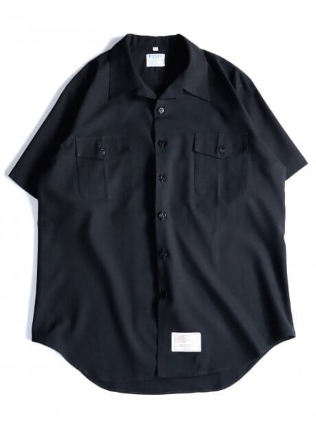 An all-black shirt of naval origin. A versatile piece of clothing that will take you all around.