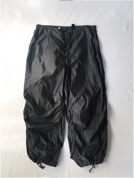 漆黒に染まった米軍用スノーカモパンツ。
