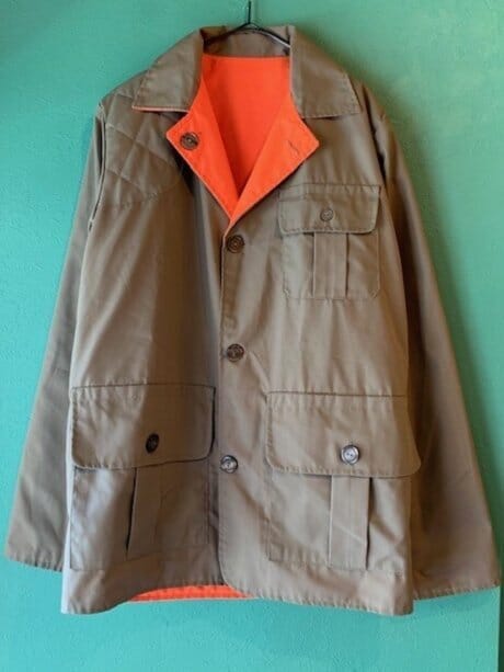 Beige and orange. Hunting jacket that can be enjoyed on both sides .