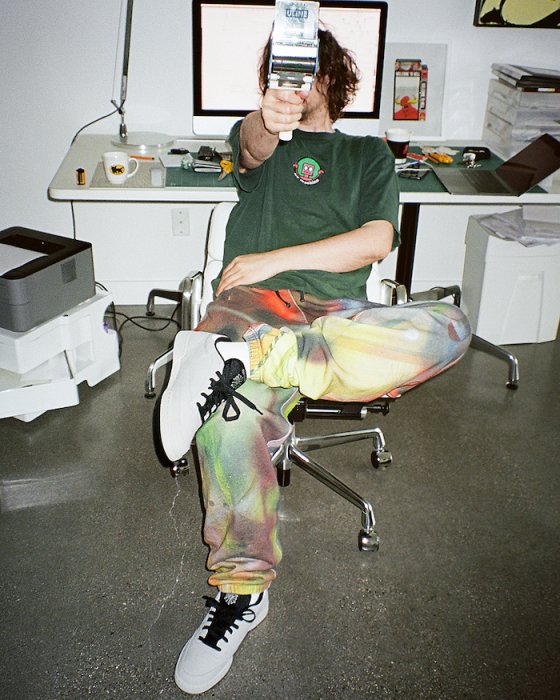 リーボックとSNEEZE Magazineが初のコラボレーション。名作スニーカーをモノトーンでリリースします。