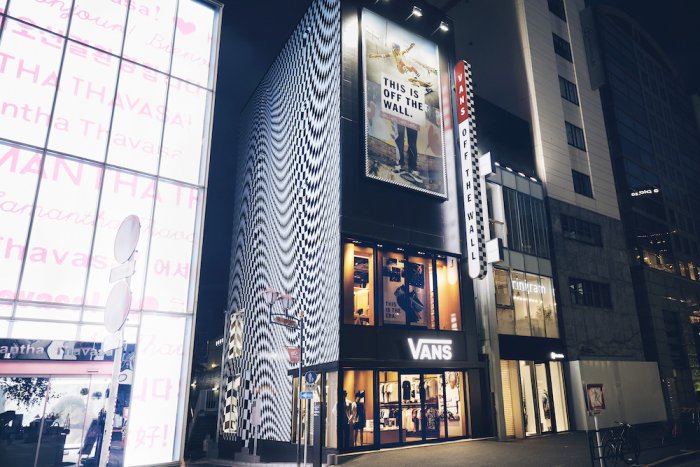 圧巻のラインナップ。ヴァンズのアジア初となるストアビルが明日13日、ついにオープンします。