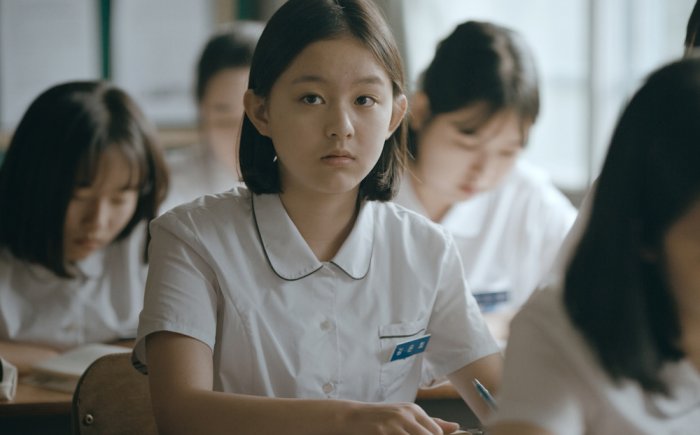 韓国の気鋭監督キム・ボラが掬いあげたのは、ある少女の小さな羽音。映画『はちどり』がユーロスペース他にて公開されます。