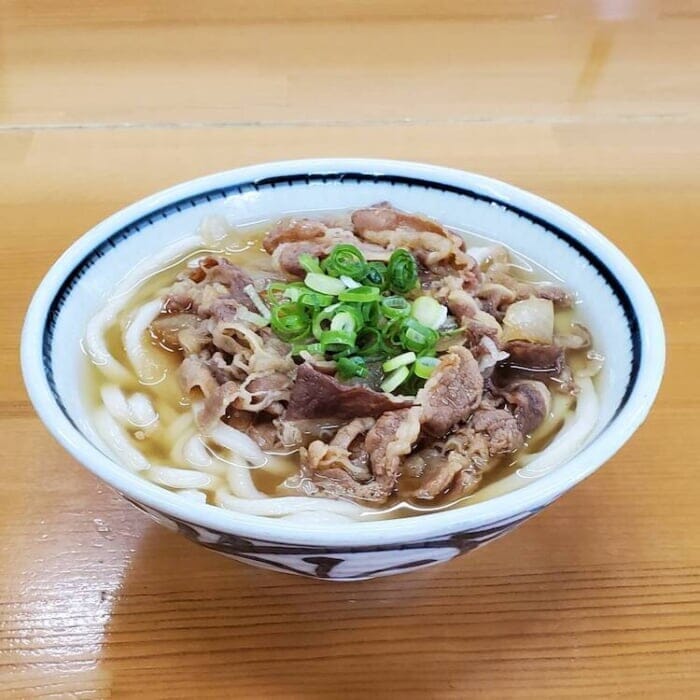 これぞ奇跡の細麺！うどん県で驚異的な支持を集める一福の肉うどんが、いまなら自宅で楽しめます。