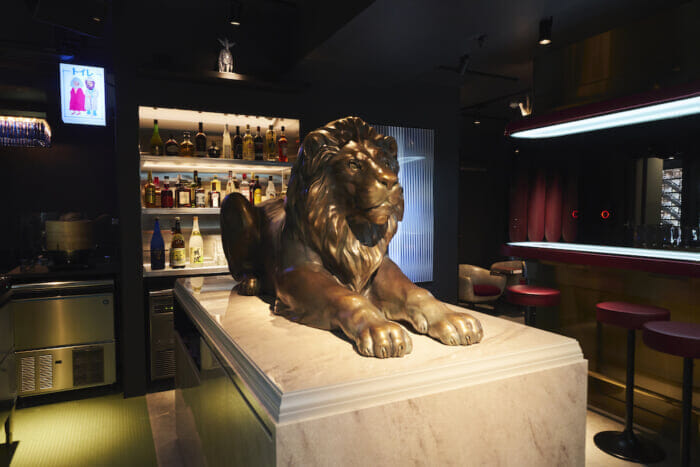 Drinks, sound, and art. A thorough analysis of "Sleepless Play Lion," a superb music bar that has all three!