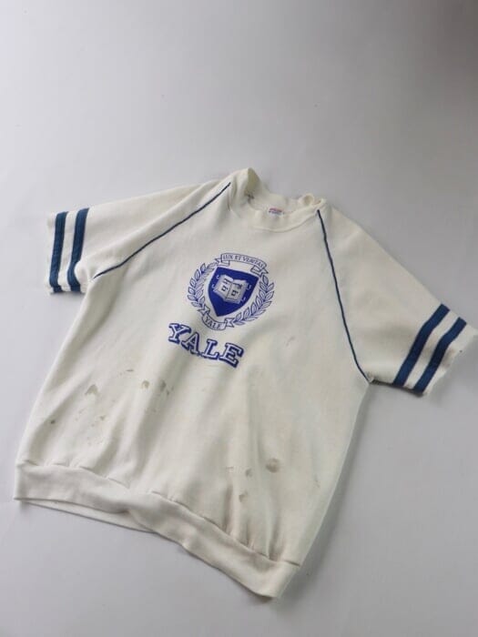 名門イェール大学のスエットにハサミを入れたのは誰ですか？