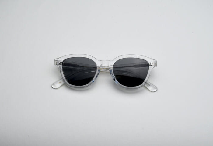 A chance encounter between two of the most prominent representatives of the old and the new in the eyeglass world. ARAOKA GOGANE and AYAME have created sunglasses that embody the new and old.