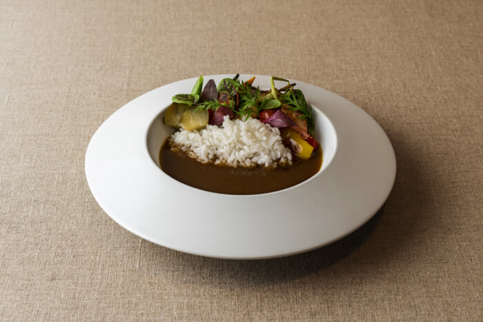 A curry dish supervised by Yuhi Komiyama and Tsurezure Hanako? I have nothing but high expectations. Hasami-ware is interesting after all.