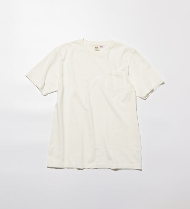 ミリタリーウェアの雄、アルファ インダストリーズによるポケT。古き良きアメリカを思い起こさせます。