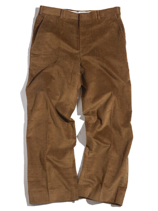 Thick-ribbed corduroy pants that can be worn with the usual tops to anticipate the fall season. You can enjoy dead stock now.