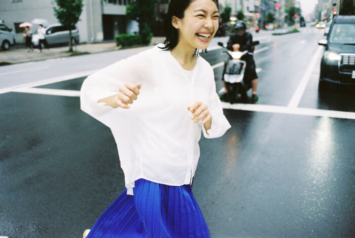 纏い、舞う、表現者たち。ズッカによるポートレート新連載。石田真澄が彼女たちの光を逃さず拾います。