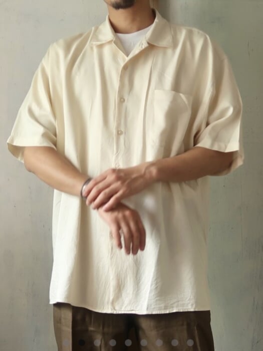 Not a silk blend, but 100 percent silk! The too luxurious open-collared shirt is now available at a good price that only secondhand clothes can offer.